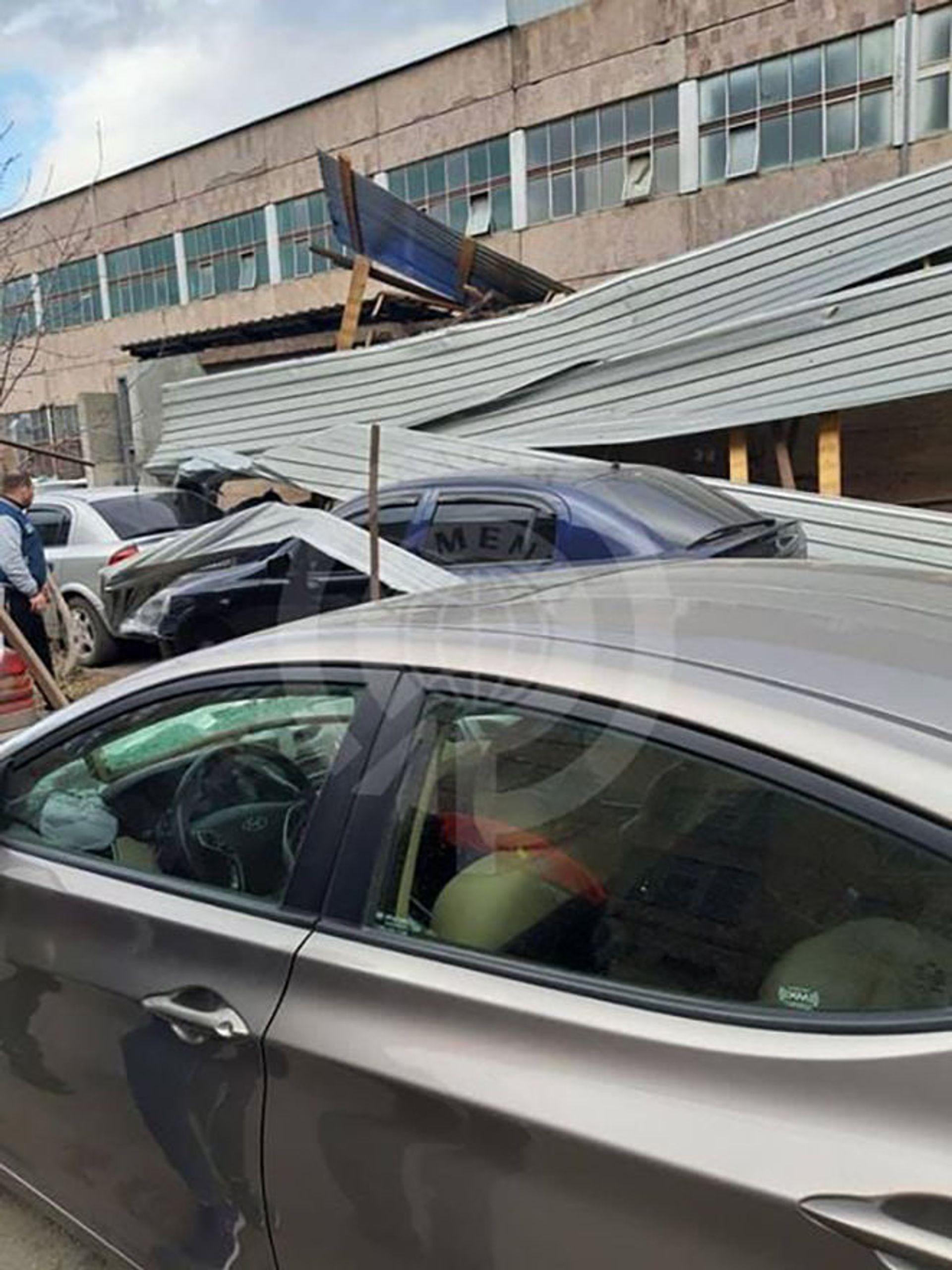 Ուժեղ քամին Երևանում ծածկեր է պոկել, ավտոմեքենաներ են վնասվել. լուսանկարներ Ուժեղ քամին Երևանում ծածկեր է պոկել, ավտոմեքենաներ են վնասվել. լուսանկարներ - Sputnik Արմենիա, 1920, 17.02.2021