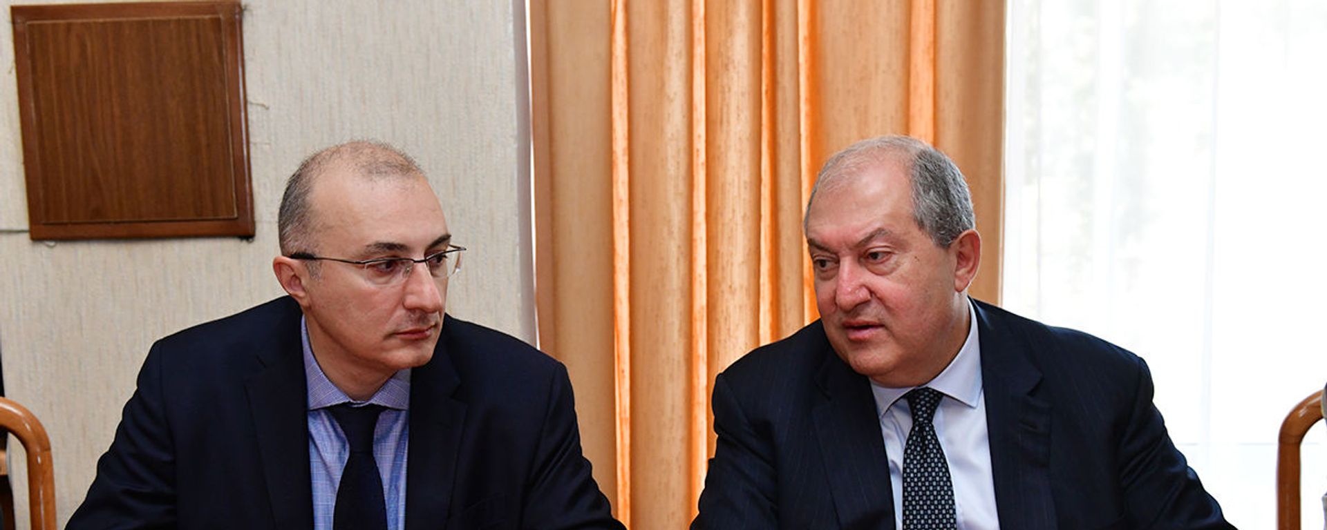 Президент Армении, председатель совета попечителей фонда Айастан Армен Саркисян посетил офис фонда (22 ноября 2018). Еревaн - Sputnik Армения, 1920, 16.03.2021