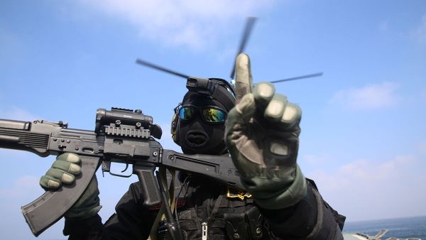Член военно-морского флота Корпуса стражей исламской революции (КСИР) во время совместных военно-морских учений Ирана и России в Индийском океане - Sputnik Армения