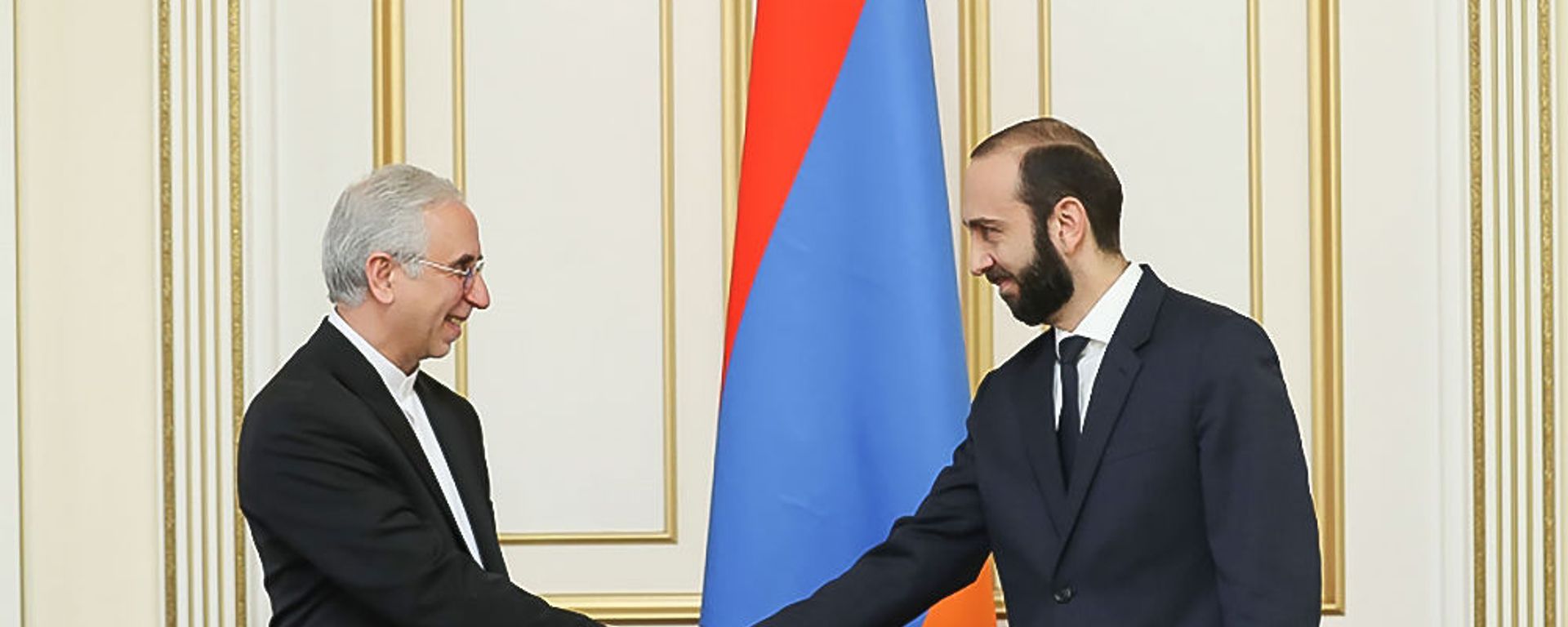 Спикер парламента Арарат Мирзоян встретился с Чрезвычайным и Полномочным послом Ирана Аббасом Бадахшан Зохури (18 февраля 2021). Еревaн Спикер парламента Арарат Мирзоян встретился с Чрезвычайным и Полномочным послом Ирана Аббасом Бадахшан Зохури (18 февраля 2021). Еревaн - Sputnik Армения, 1920, 18.02.2021