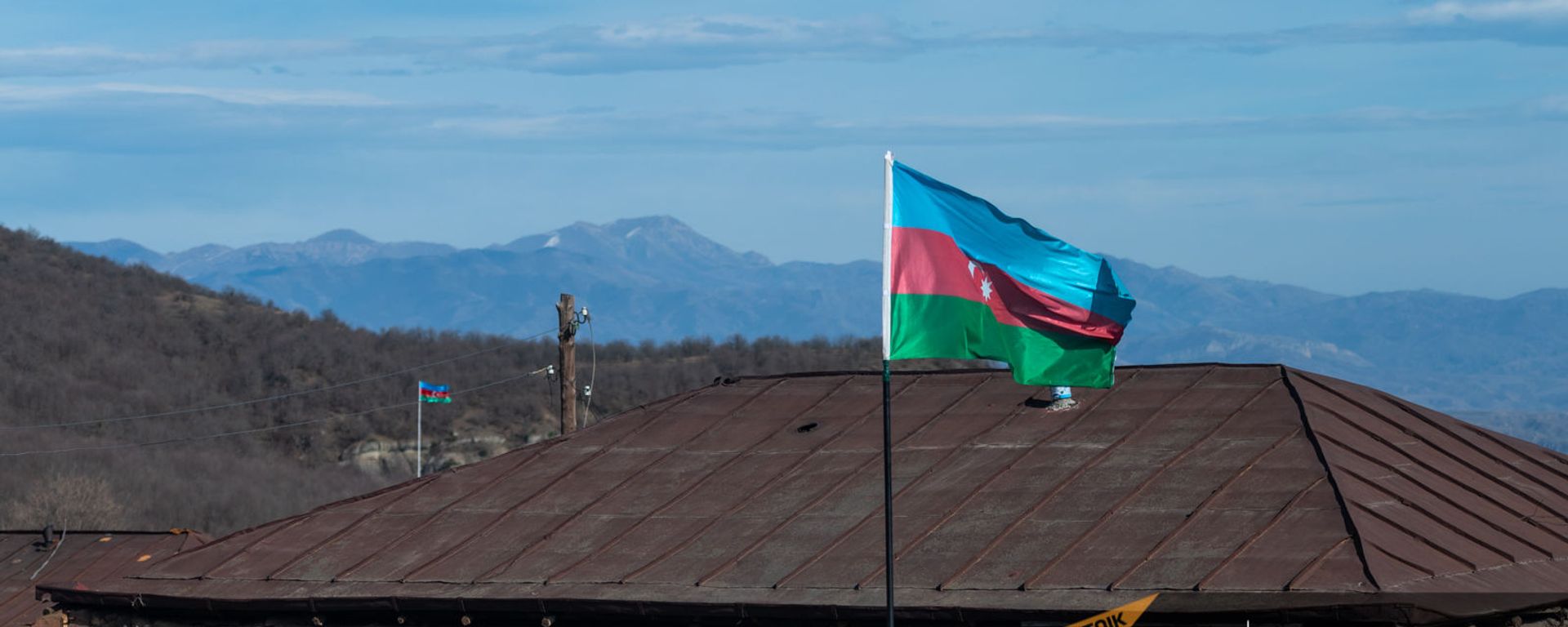 Азербайджанские флаги в селе Шурнух Сюникской области Азербайджанские флаги в селе Шурнух Сюникской области - Sputnik Армения, 1920, 26.05.2021