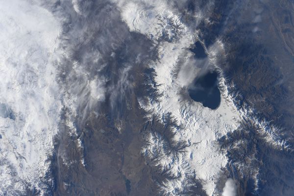 Вид из космоса на озеро Севан в Армении, снятый японским космонавтом Соити Ногуту с МКС - Sputnik Армения