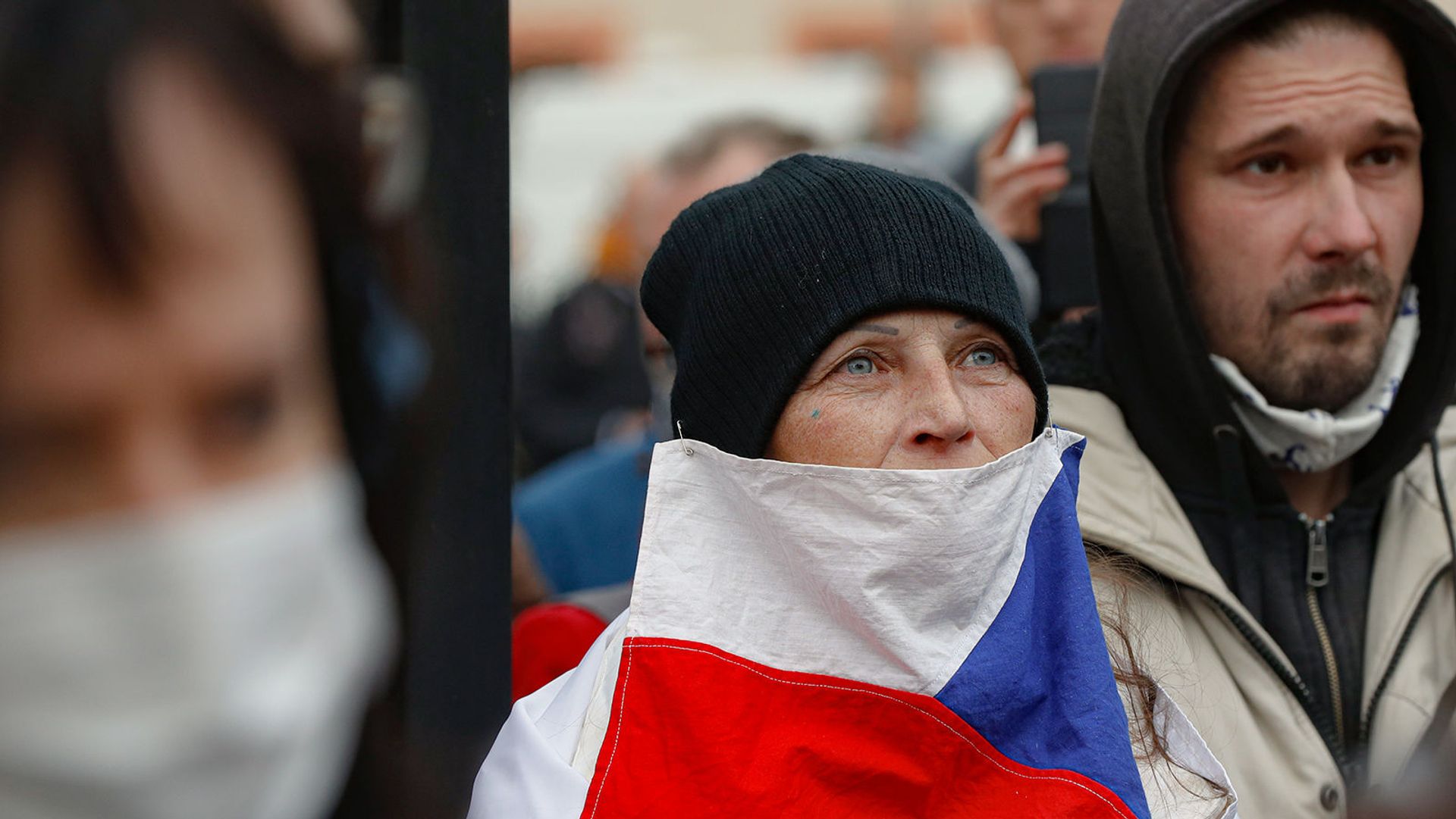 Женщина с чешским флагом в качестве маски во время демонстрации против профилактических мер COVID-19 в центре Праги (28 октября 2020). Чехия Женщина с чешским флагом в качестве маски во время демонстрации против профилактических мер COVID-19 в центре Праги (28 октября 2020). Чехия - Sputnik Армения, 1920, 19.02.2021