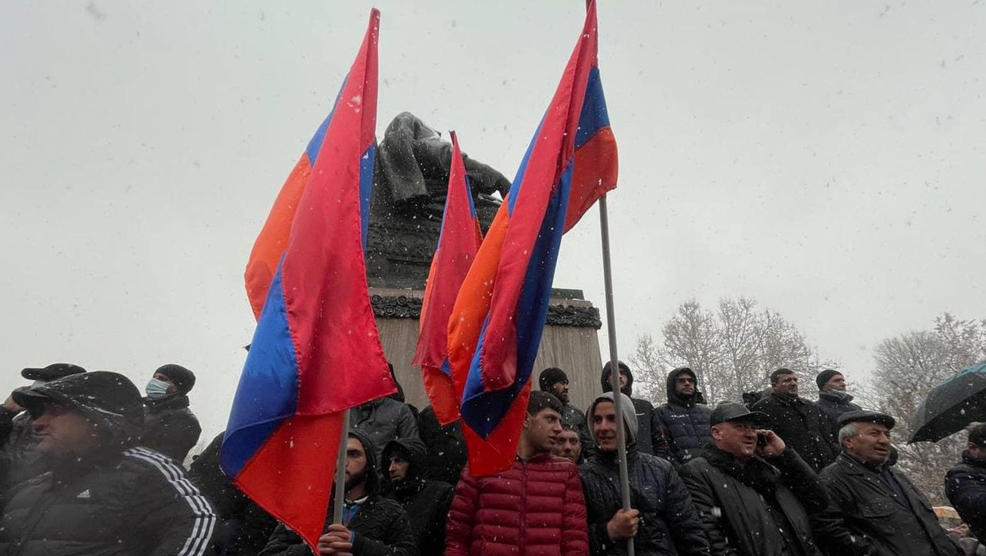 Демонстранты с флагами во время митинга оппозиции (20 февраля 2021). Еревaн Демонстранты с флагами во время митинга оппозиции (20 февраля 2021). Еревaн - Sputnik Армения, 1920, 20.02.2021