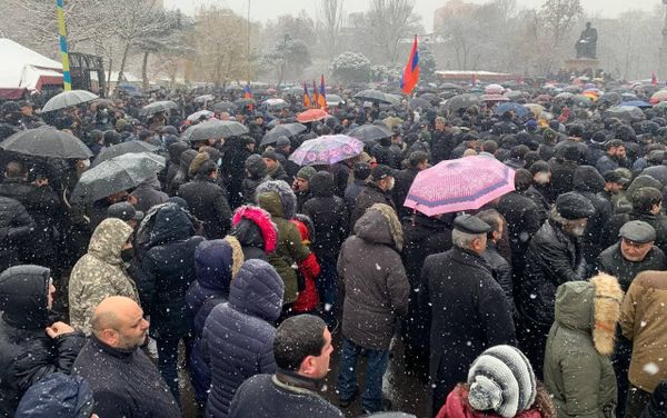 Демонстранты с зонтиками и флагами во время митинга оппозиции на площади Свободы (20 февраля 2021). Еревaн - Sputnik Армения