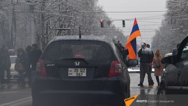 Участники митинга оппозиции на площади Франции (20 февраля 2021). Еревaн - Sputnik Армения