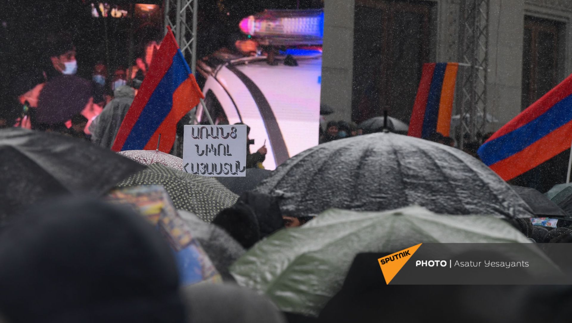 Демонстранты с зонтиками и плакатами во время митинга оппозиции (20 февраля 2021). Еревaн Демонстранты с зонтиками и плакатами во время митинга оппозиции (20 февраля 2021). Еревaн - Sputnik Армения, 1920, 22.02.2021