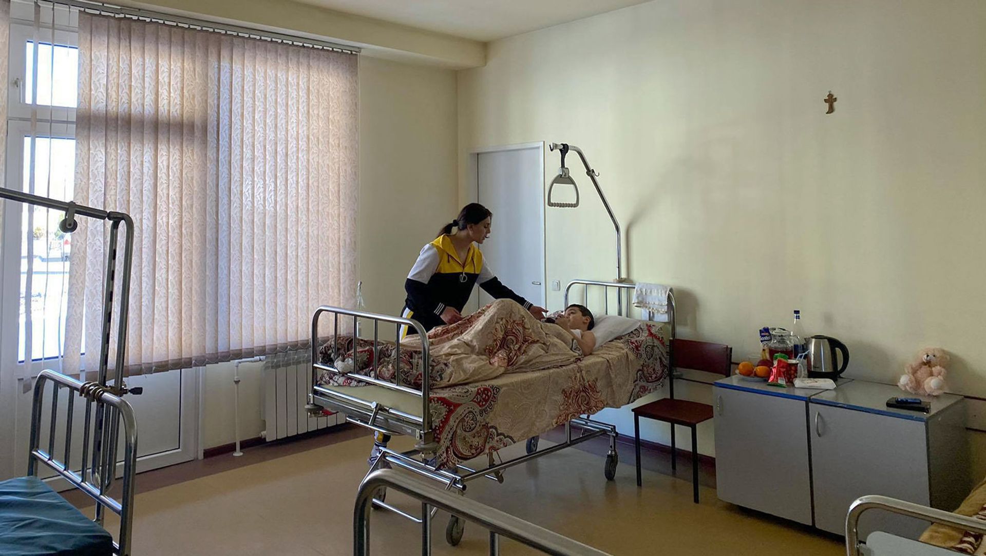 Выпрыгнувший с четвертого этажа 8-летний Роберт в Австрийской больнице Матери и ребенка в Гюмри Выпрыгнувший с четвертого этажа 8-летний Роберт в Австрийской больнице Матери и ребенка в Гюмри - Sputnik Արմենիա, 1920, 22.02.2021