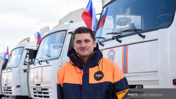 Сотрудник МЧС России Евгений Горелов с колонной российского гуманитарного груза для Нагорного Карабаха (23 февраля 2021).  - Sputnik Արմենիա