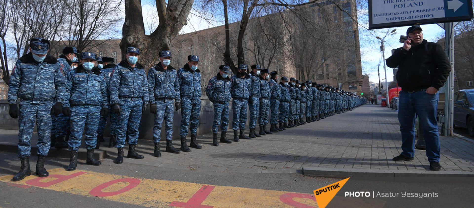 Полиция перекрыла проход к правительственному зданию во время акции протеста оппозиции (23 февраля 2021). Еревaн Полиция перекрыла проход к правительственному зданию во время акции протеста оппозиции (23 февраля 2021). Еревaн - Sputnik Армения, 1920, 23.02.2021