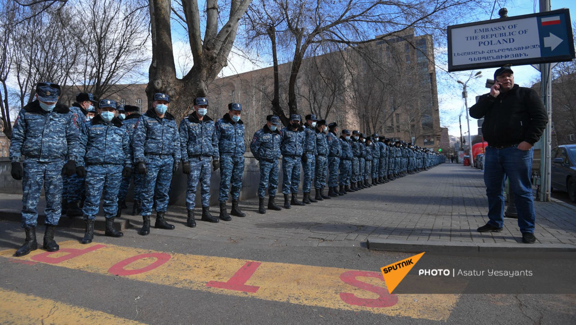 Полиция перекрыла проход к правительственному зданию во время акции протеста оппозиции (23 февраля 2021). Еревaн Полиция перекрыла проход к правительственному зданию во время акции протеста оппозиции (23 февраля 2021). Еревaн - Sputnik Армения, 1920, 23.02.2021