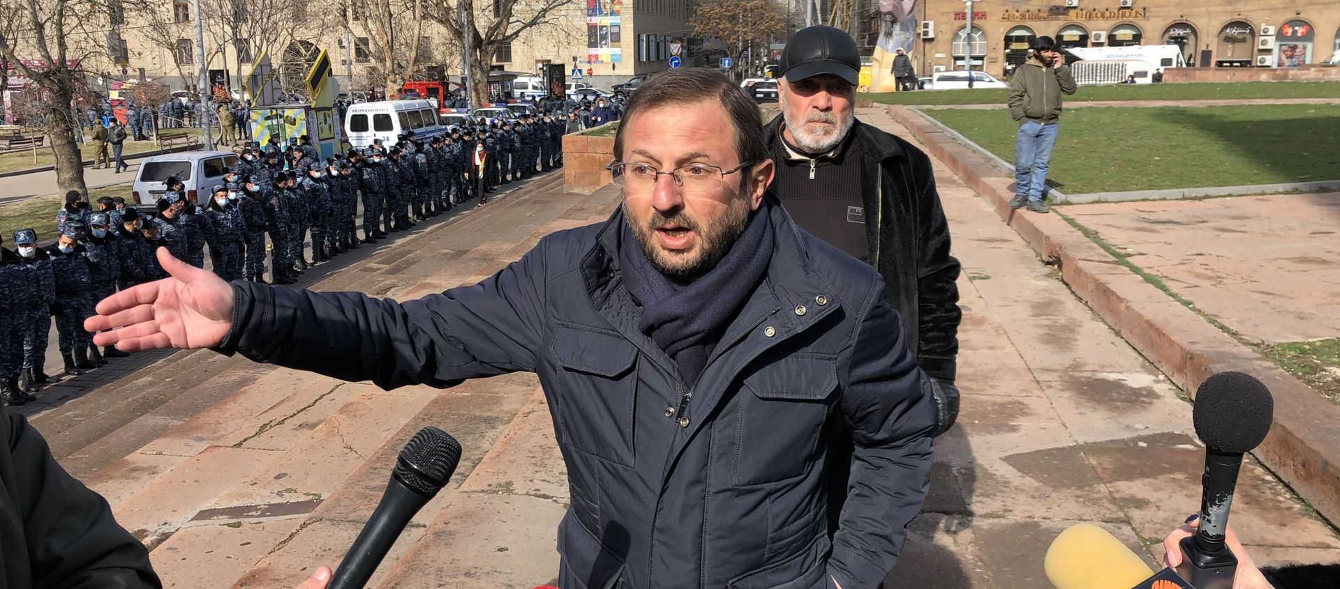 Гегам Манукян на акции протеста оппозиции перед правительственным зданием (23 февраля 2021). Еревaн - Sputnik Армения, 1920, 23.02.2021