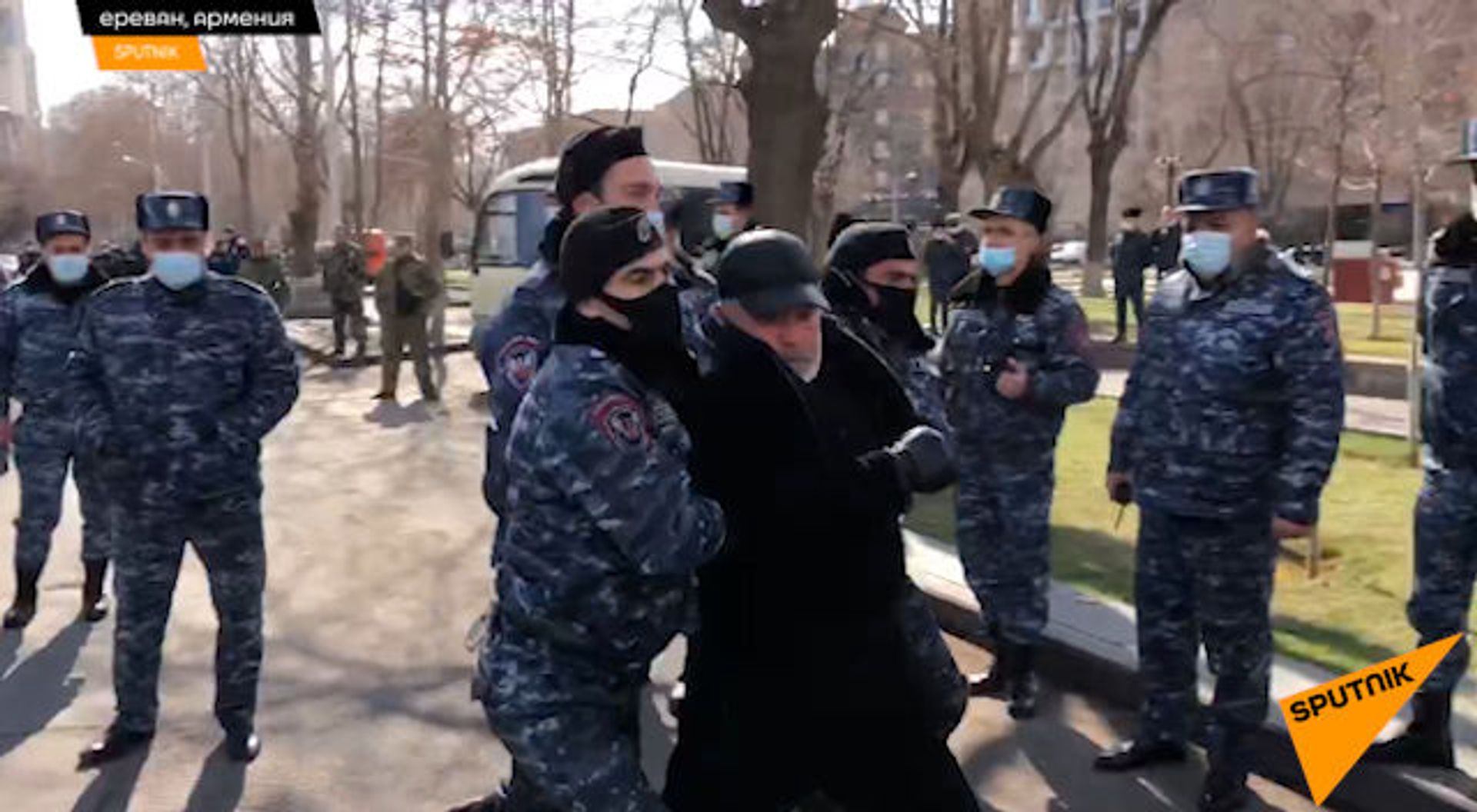 Полиция начала жесткие задержания, под горячую руку попал сотрудник Sputnik Армения - Sputnik Армения, 1920, 23.02.2021