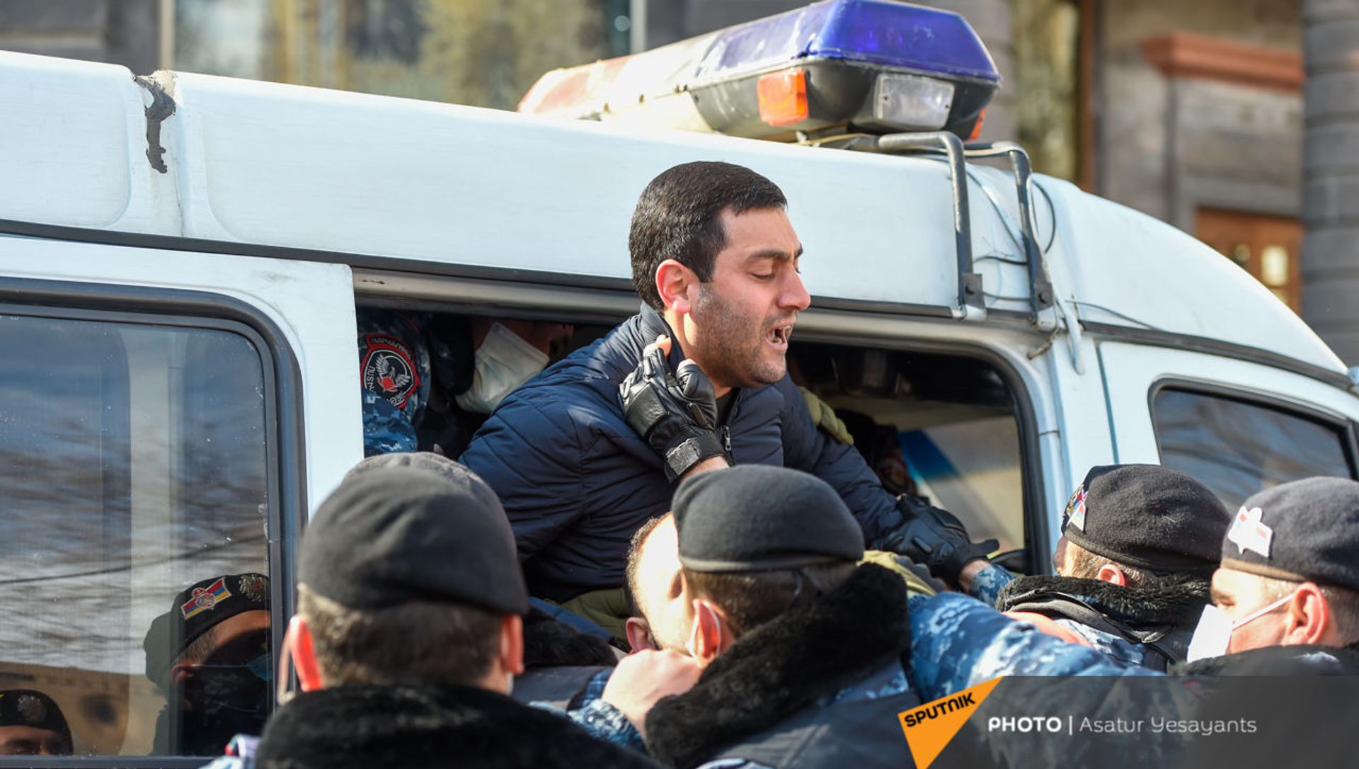 Полиция задерживает оппозиционных активистов во время акции протеста перед правительственным зданием (23 февраля 2021). Еревaн Полиция задерживает оппозиционных активистов во время акции протеста перед правительственным зданием (23 февраля 2021). Еревaн - Sputnik Արմենիա, 1920, 23.02.2021