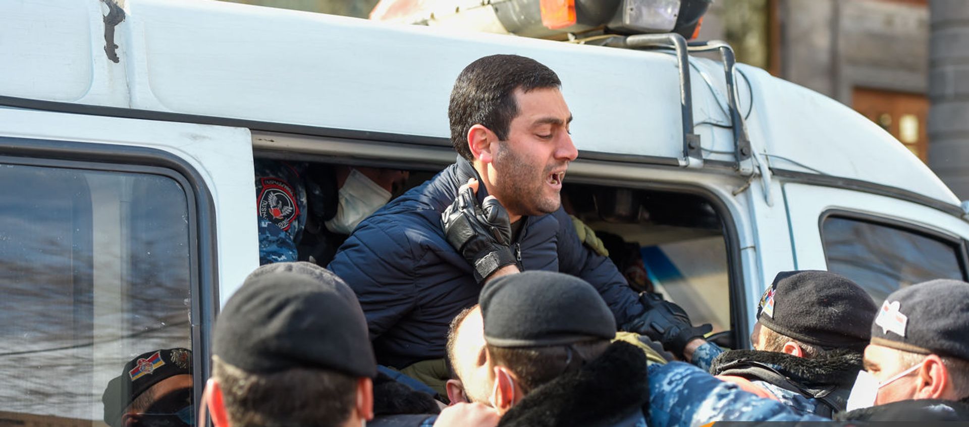 Полиция задерживает оппозиционных активистов во время акции протеста перед правительственным зданием (23 февраля 2021). Еревaн Полиция задерживает оппозиционных активистов во время акции протеста перед правительственным зданием (23 февраля 2021). Еревaн - Sputnik Արմենիա, 1920, 23.02.2021