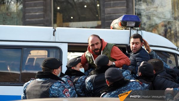Полиция задерживает оппозиционных активистов во время акции протеста перед правительственным зданием (23 февраля 2021). Еревaн - Sputnik Армения