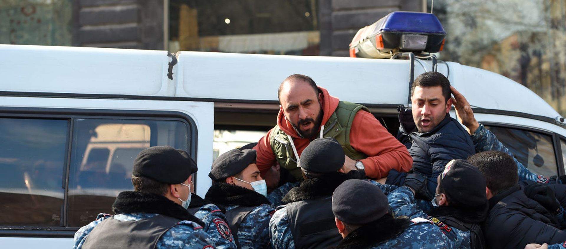 Полиция задерживает оппозиционных активистов во время акции протеста перед правительственным зданием (23 февраля 2021). Еревaн - Sputnik Армения, 1920, 23.02.2021