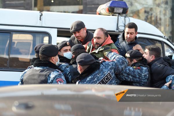 Полиция задерживает оппозиционных активистов во время акции протеста перед правительственным зданием (23 февраля 2021). Еревaн - Sputnik Армения