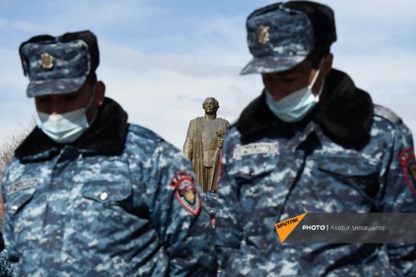 Полиция перекрыла проход к правительственному зданию во время акции протеста оппозиции (23 февраля 2021). Еревaн - Sputnik Армения