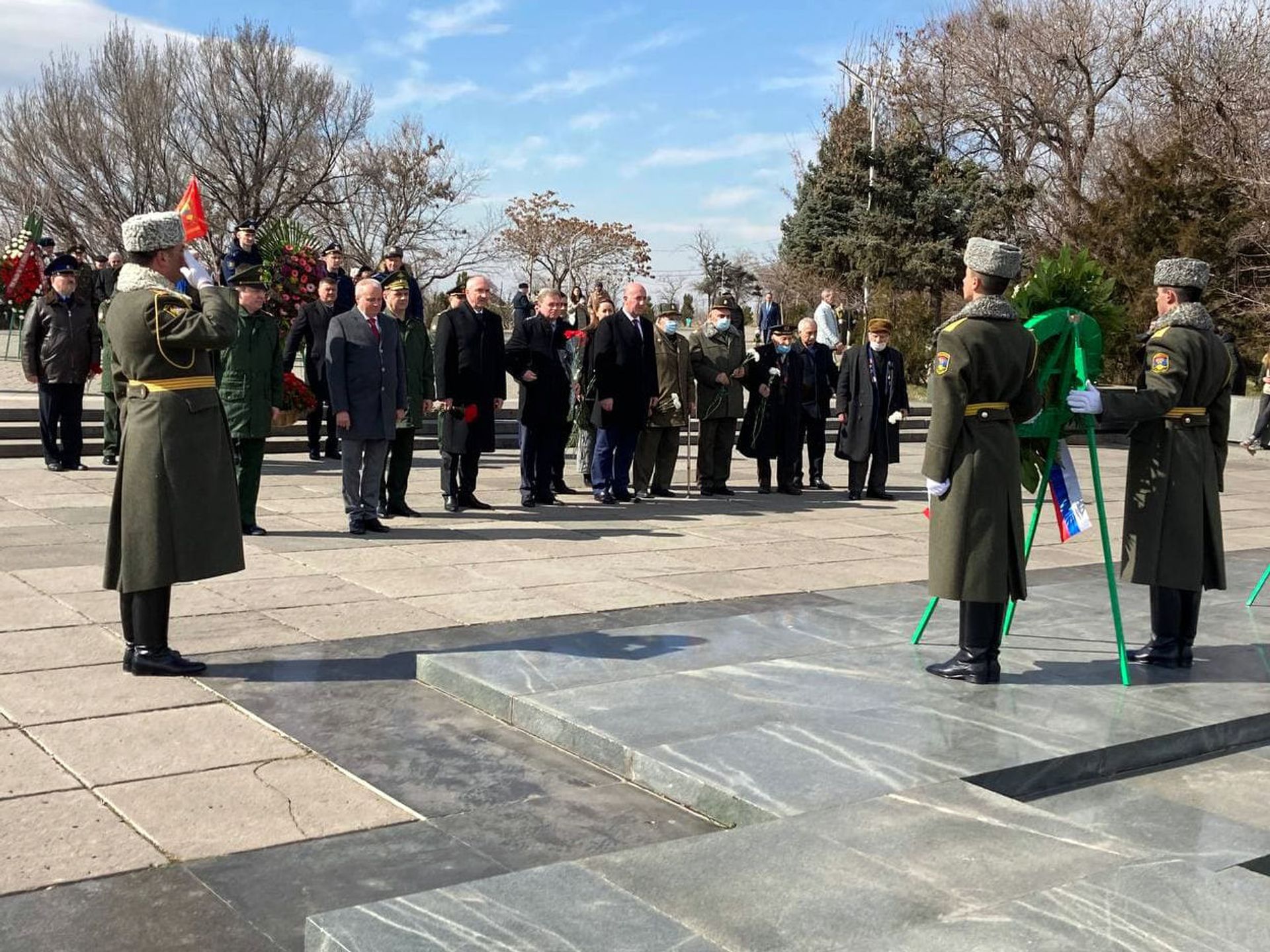«Հիշելով նախնյաց սխրանքը»․ Ռուսաստանի դեսպանը ծաղկեպսակ է դրել Երևանում Անմար կրակի մոտ - Sputnik Արմենիա, 1920, 23.02.2021