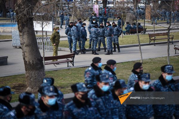 Полиция перекрыла проход к правительственному зданию во время акции протеста оппозиции (23 февраля 2021). Еревaн - Sputnik Армения