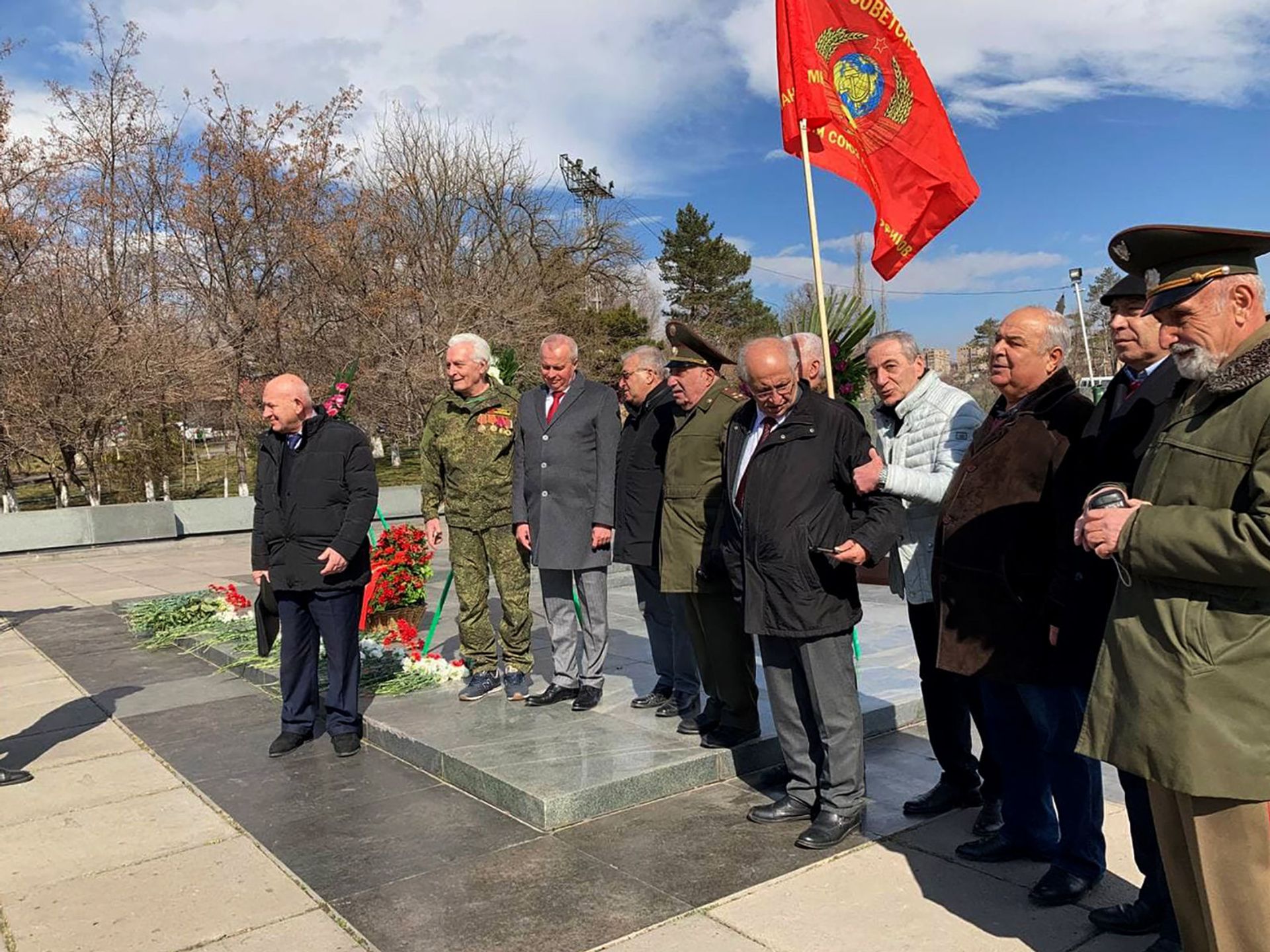 «Հիշելով նախնյաց սխրանքը»․ Ռուսաստանի դեսպանը ծաղկեպսակ է դրել Երևանում Անմար կրակի մոտ - Sputnik Արմենիա, 1920, 23.02.2021