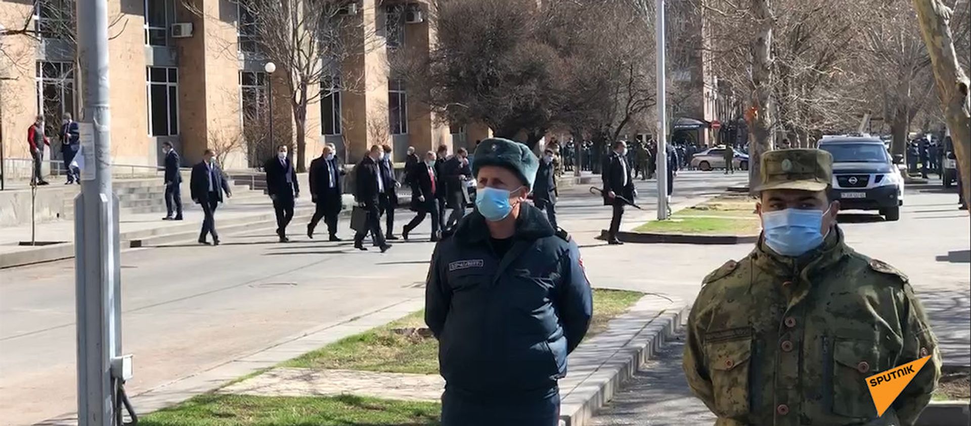Премьер-министр Никол Пашинян выходит из здания Правительства - Sputnik Արմենիա, 1920, 23.02.2021