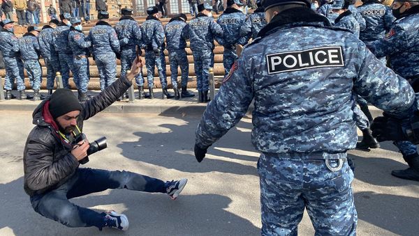 Полиция сбивает с ног фоторепортера Sputnik Армения Арама Нерсисяна во время акции протеста оппозиции (23 февраля 2021). Еревaн - Sputnik Армения