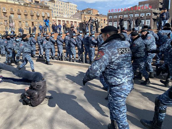 Полиция сбивает с ног фоторепортера Sputnik Армения Арама Нерсисяна во время акции протеста оппозиции (23 февраля 2021). Еревaн - Sputnik Армения
