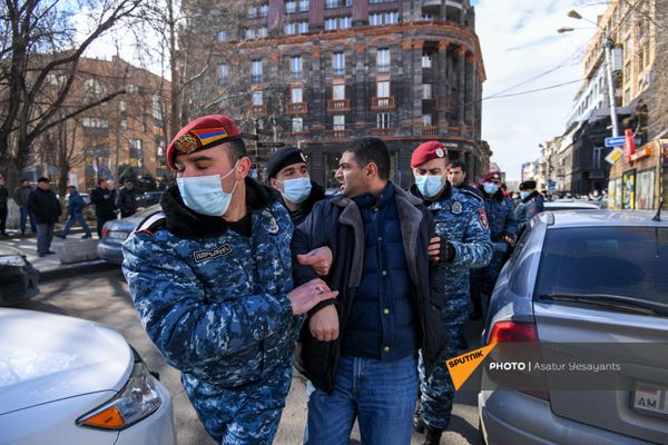 Полиция задерживает оппозиционных активистов во время акции протеста перед правительственным зданием (23 февраля 2021). Еревaн - Sputnik Армения