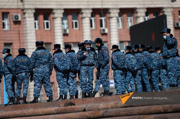 Сотрудники полиции во время акции протеста оппозиции перед правительственным зданием (23 февраля 2021). Еревaн - Sputnik Армения