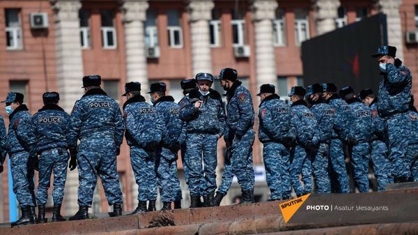 Сотрудники полиции во время акции протеста оппозиции перед правительственным зданием (23 февраля 2021). Еревaн - Sputnik Армения