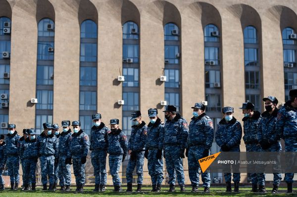 Сотрудники полиции во время акции протеста оппозиции перед правительственным зданием (23 февраля 2021). Еревaн - Sputnik Армения