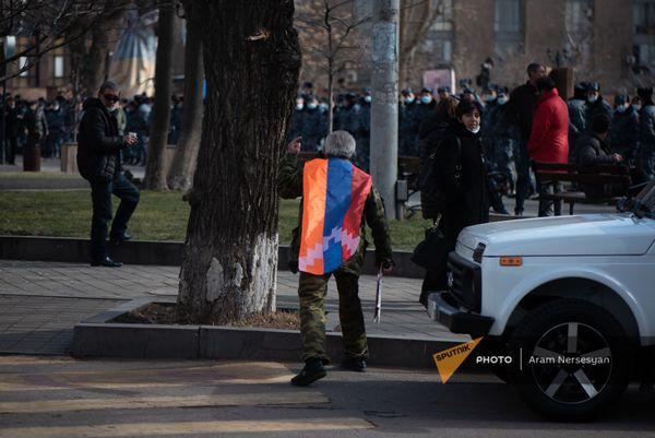 Активист с флагом Карабаха на акции протеста оппозиции перед правительственным зданием (23 февраля 2021). Еревaн - Sputnik Армения
