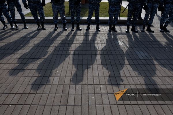 Сотрудники полиции во время акции протеста оппозиции перед правительственным зданием (23 февраля 2021). Еревaн - Sputnik Армения