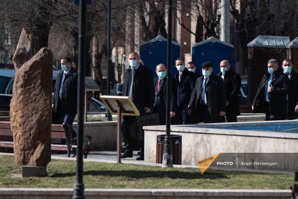 Премьер-министр Никол Пашинян по пути к правительственному зданию во время акции протеста оппозиции (23 февраля 2021). Еревaн - Sputnik Армения