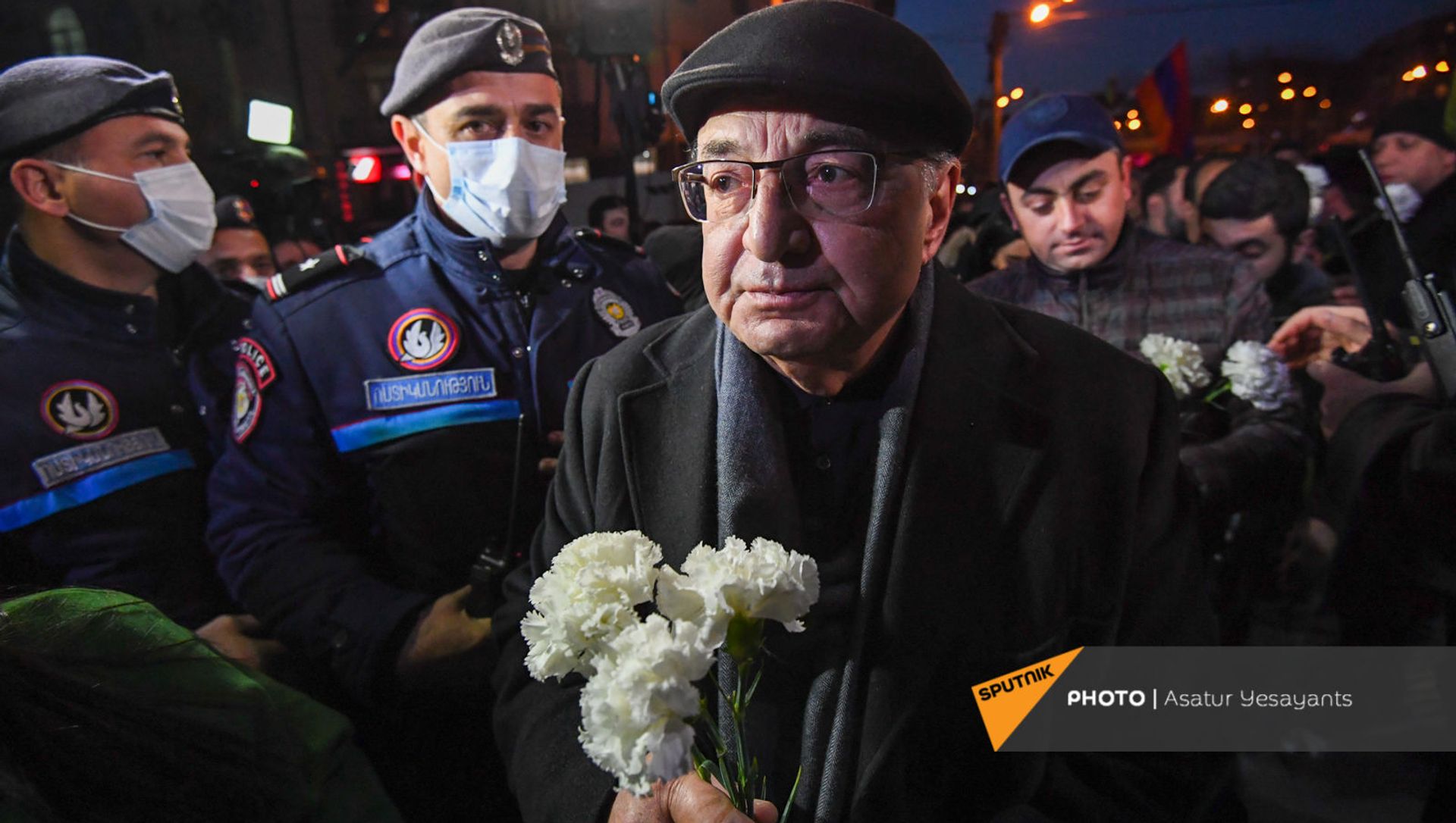 Лидеры оппозиционного Движение по спасению родины возложили цветы к бюсту Арама Манукяна перед зданием полиции Армении (23 февраля 2021). Еревaн Лидеры оппозиционного Движение по спасению родины возложили цветы к бюсту Арама Манукяна перед зданием полиции Армении (23 февраля 2021). Еревaн - Sputnik Армения, 1920, 23.02.2021
