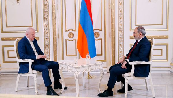 Премьер-министр Никол Пашинян дает интервью журналисту 1in.am Нверу Мнацаканяну - Sputnik Армения