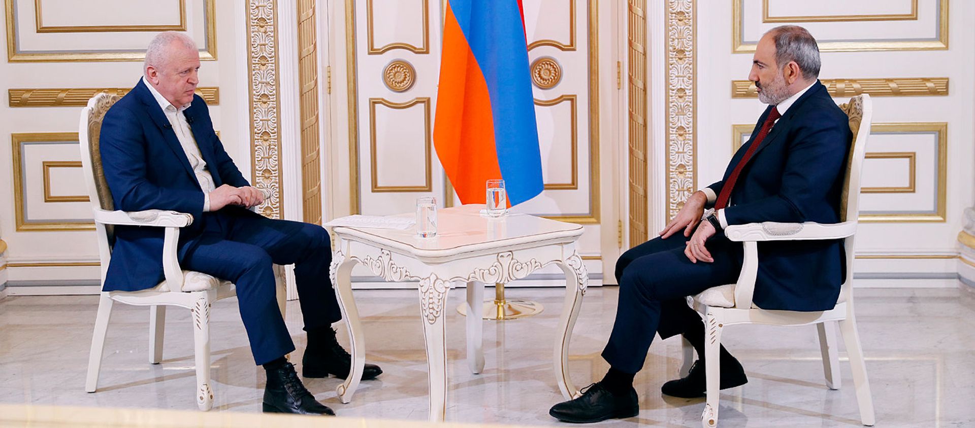 Премьер-министр Никол Пашинян дает интервью журналисту 1in.am Нверу Мнацаканяну Премьер-министр Никол Пашинян дает интервью журналисту 1in.am Нверу Мнацаканяну - Sputnik Армения, 1920, 23.02.2021