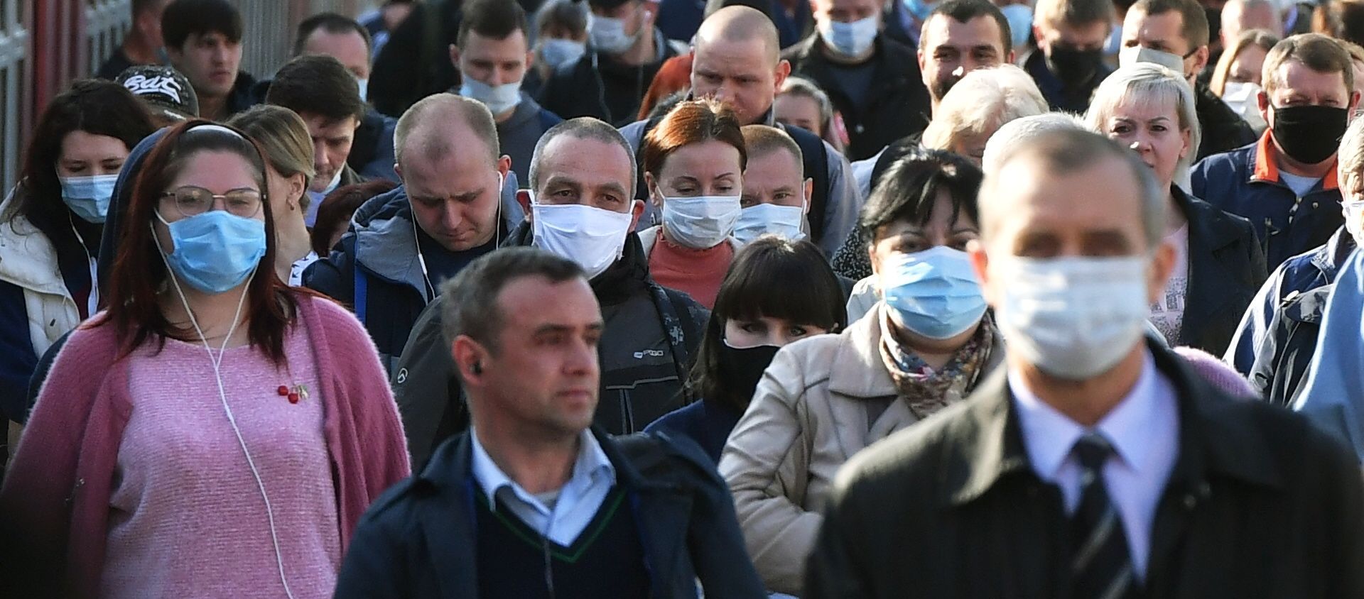 Пассажиры на платформе вокзала в масках - Sputnik Армения, 1920, 24.02.2021