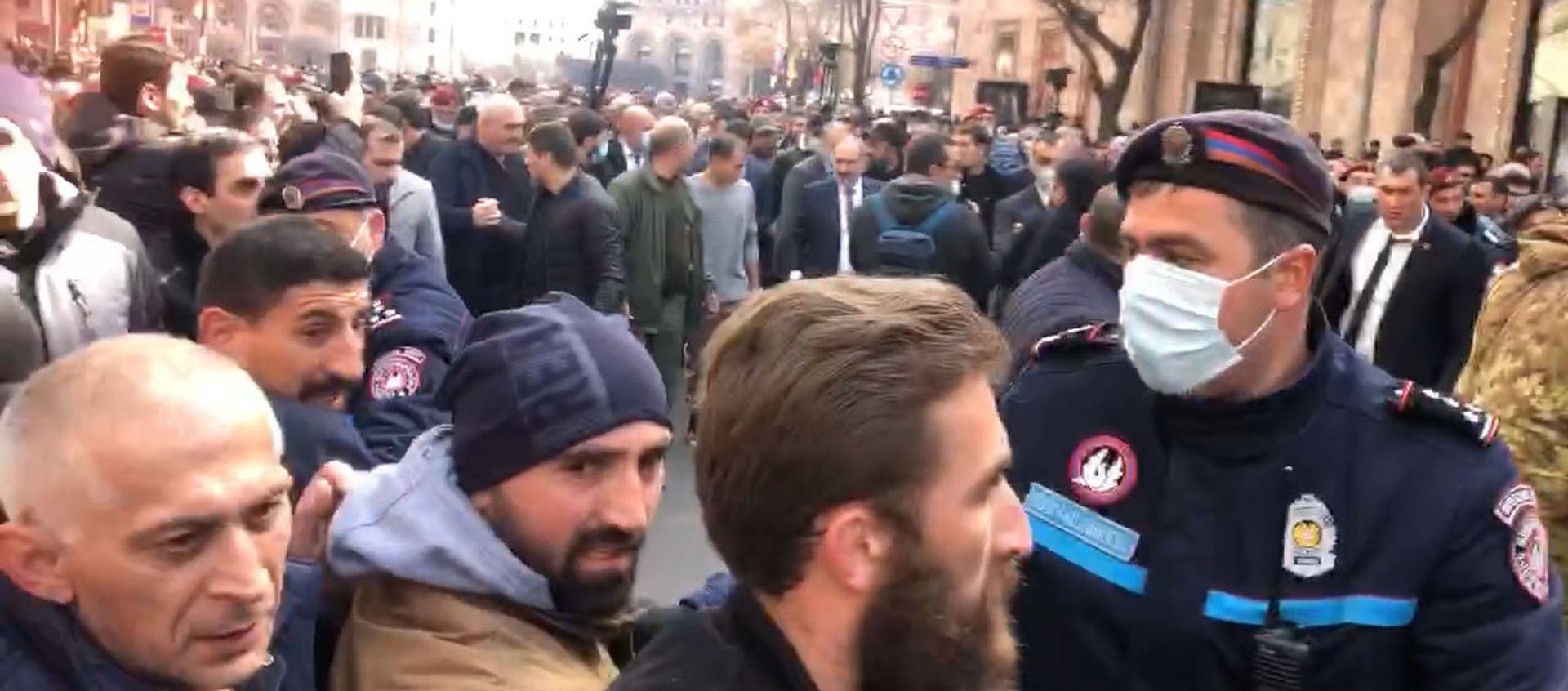 В Ереване проходит шествие во главе с Пашиняном. В Ереване проходит шествие во главе с Пашиняном. - Sputnik Армения, 1920, 25.02.2021