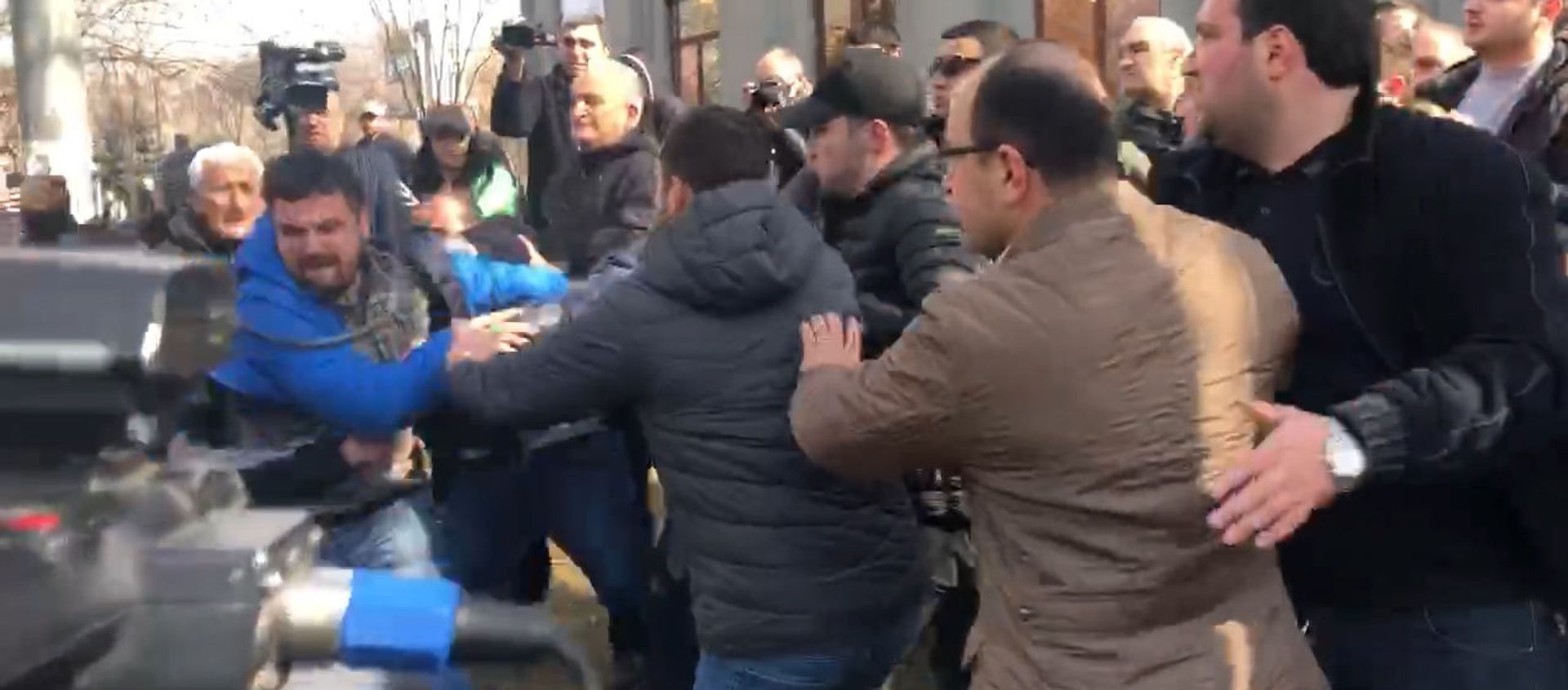 Стычка между сторонниками Никола Пашиняна и оппозиционерами. Стычка между сторонниками Никола Пашиняна и оппозиционерами. - Sputnik Армения, 1920, 25.02.2021