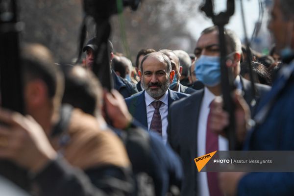 Никол Пашинян со сторонниками во время митинга (25 февраля 2021). Еревaн Никол Пашинян со сторонниками во время митинга (25 февраля 2021). Еревaн - Sputnik Армения