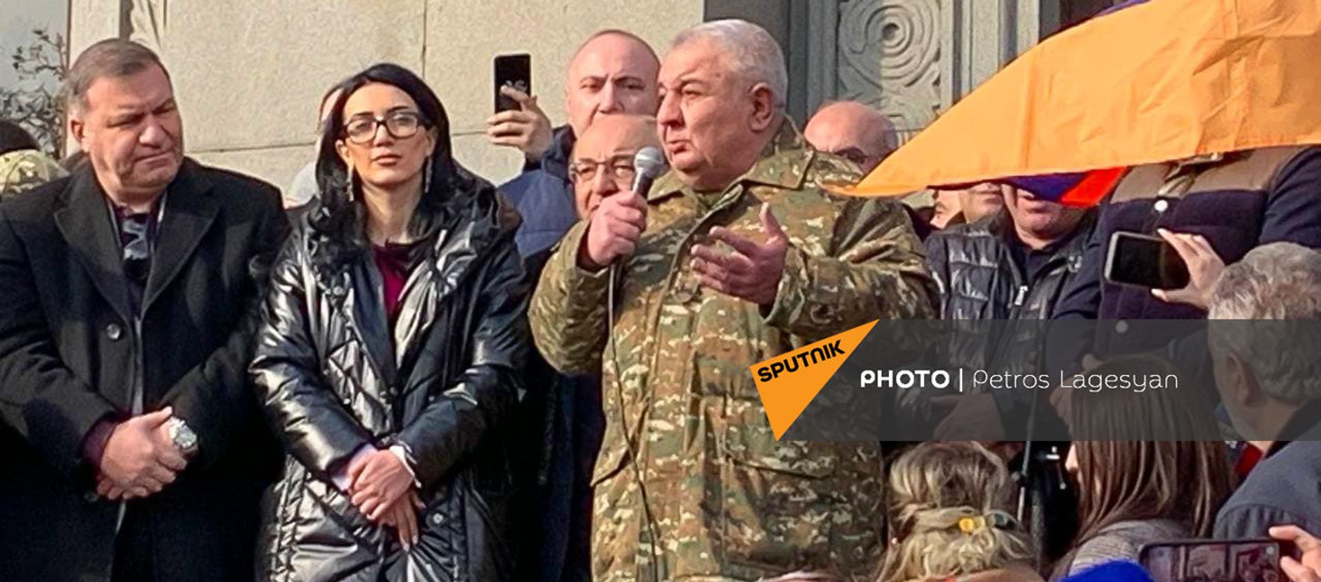Юрий Хачатуров во время митинга оппозиции на площади Свободы (25 февраля 2021). Еревaн Юрий Хачатуров во время митинга оппозиции на площади Свободы (25 февраля 2021). Еревaн - Sputnik Армения, 1920, 25.02.2021