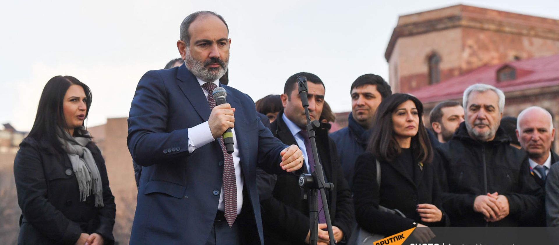 Премьер-министр Никол Пашинян со своими сторонниками во время митинга на площади Республики (25 февраля 2021). Еревaн - Sputnik Արմենիա, 1920, 27.03.2021