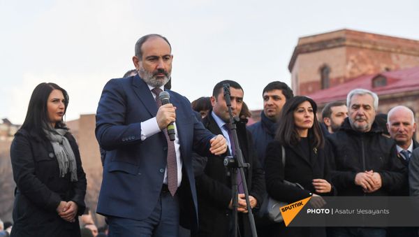 Премьер-министр Никол Пашинян со своими сторонниками во время митинга на площади Республики (25 февраля 2021). Еревaн - Sputnik Արմենիա