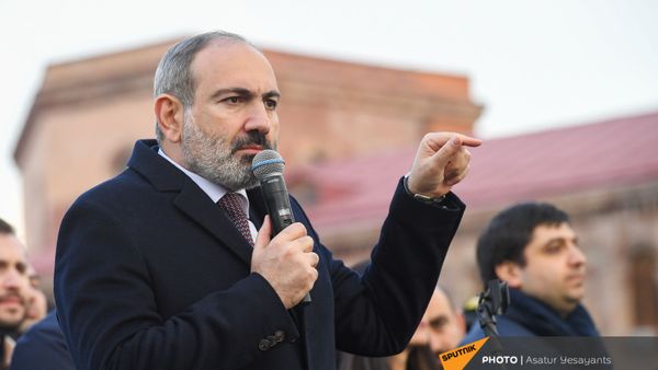 Премьер-министр Никол Пашинян со своими сторонниками во время митинга на площади Республики (25 февраля 2021). Еревaн - Sputnik Армения