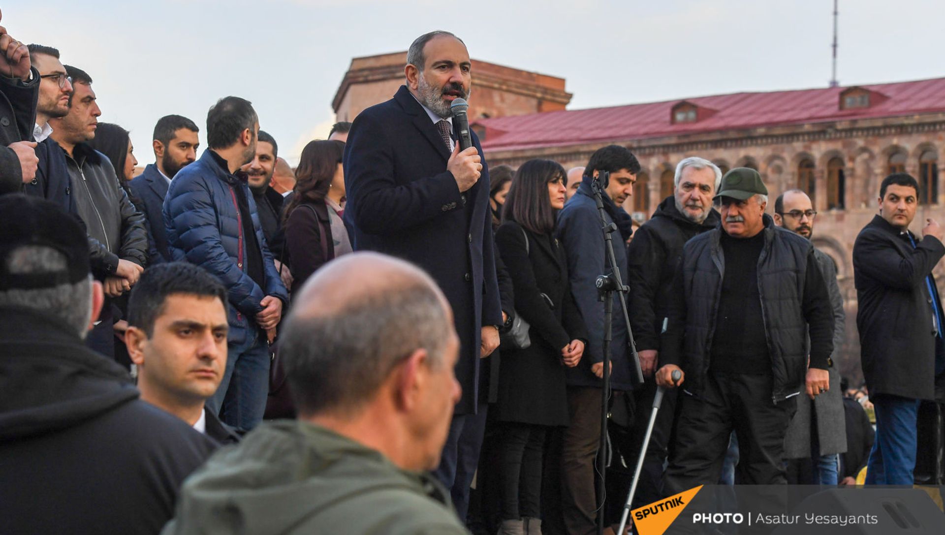 Премьер-министр Никол Пашинян со своими сторонниками во время митинга на площади Республики (25 февраля 2021). Еревaн Премьер-министр Никол Пашинян со своими сторонниками во время митинга на площади Республики (25 февраля 2021). Еревaн - Sputnik Արմենիա, 1920, 25.02.2021