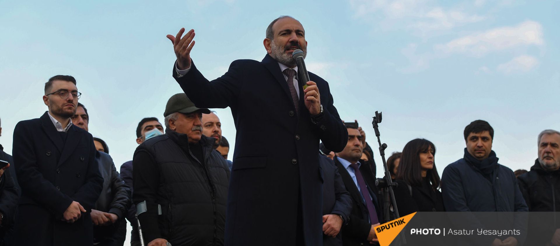 Премьер-министр Никол Пашинян со своими сторонниками во время митинга на площади Республики (25 февраля 2021). Еревaн Премьер-министр Никол Пашинян со своими сторонниками во время митинга на площади Республики (25 февраля 2021). Еревaн - Sputnik Армения, 1920, 25.02.2021