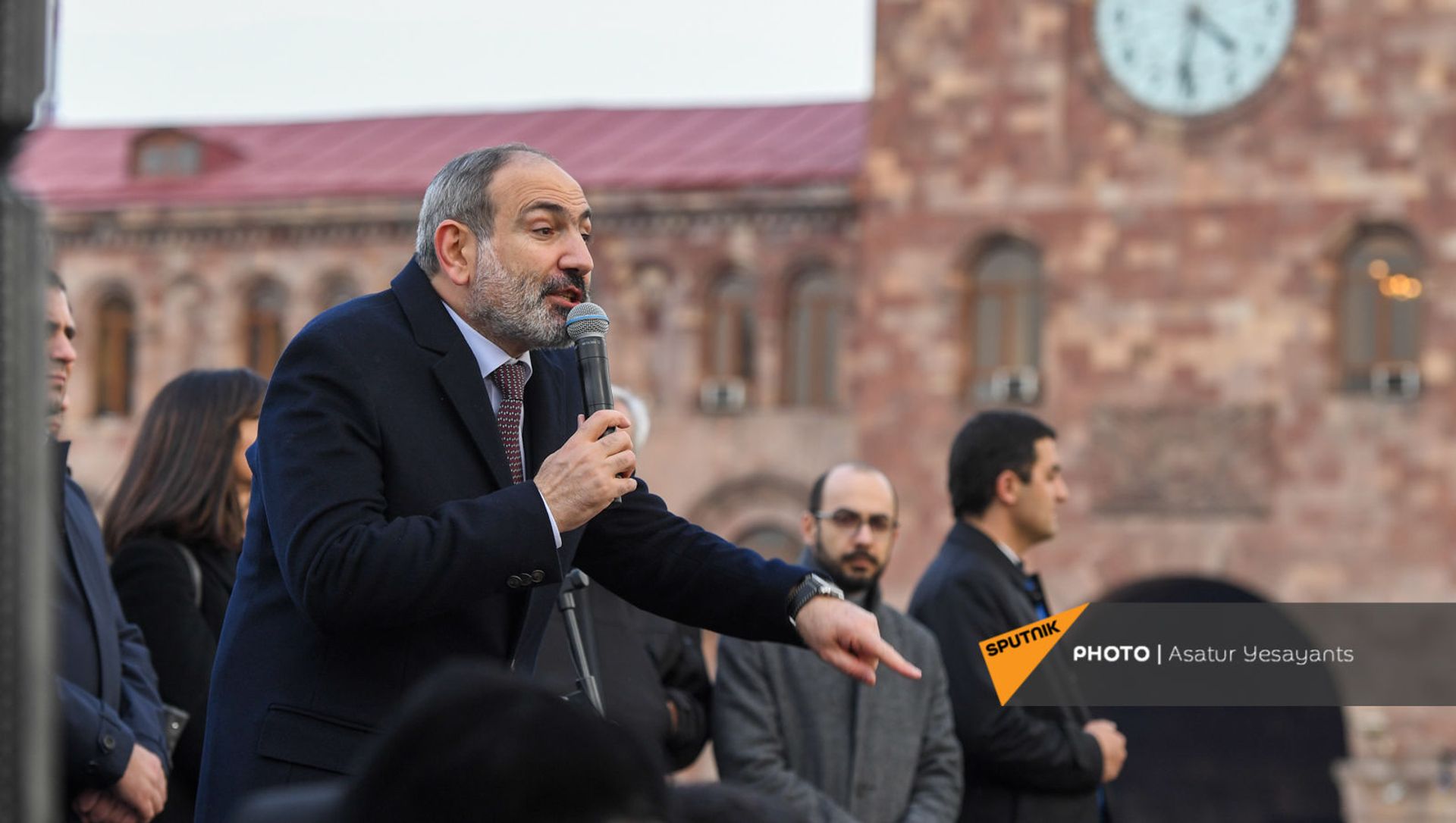 Премьер-министр Никол Пашинян со своими сторонниками во время митинга на площади Республики (25 февраля 2021). Еревaн Премьер-министр Никол Пашинян со своими сторонниками во время митинга на площади Республики (25 февраля 2021). Еревaн - Sputnik Армения, 1920, 06.03.2021